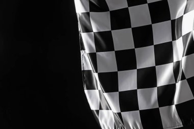 Siyah arkaplanda bir yarış bayrağı, metin için boşluk