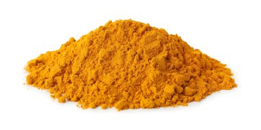 Beyaz üzerine izole edilmiş zerdeçal tozu yığını