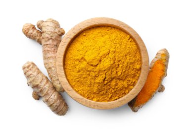 Kabın içindeki zerdeçal tozu ve beyaz kökler, üst görünüm