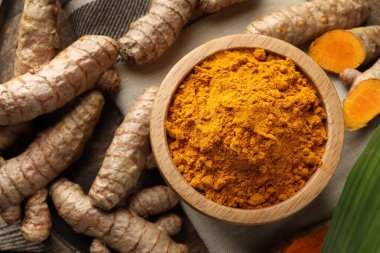 Tabakta zerdeçal tozu, masada kökler, düz uzanmış