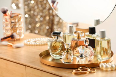 İçerideki ahşap tuvalet masasında farklı lüks parfümler.