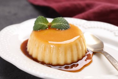 Karamel soslu lezzetli puding ve nane şekeri, yakın plan.
