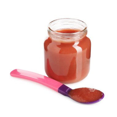 Bebek maması. Cam kavanozda lezzetli püre ve beyaza izole edilmiş kaşık.