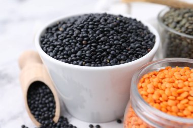 Beyaz masada farklı türde mercimek, yakın plan.