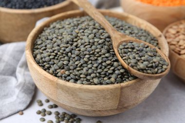 Aydınlık masada farklı türde mercimek, yakın plan.