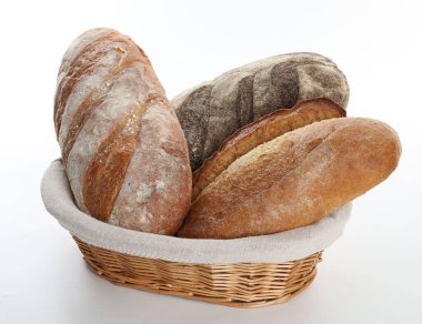 Sepetteki farklı somunlar beyaza izole edilmiş.