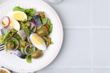 Ringa balıklı lezzetli salata, yumurta, hardal ve sebzeler beyaz fayanslı masa, üst manzara. Metin için boşluk