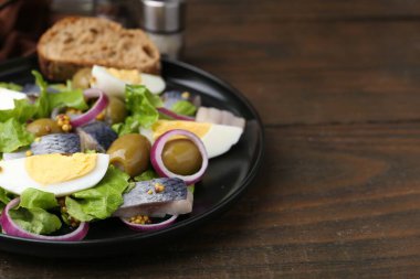Ringa balıklı lezzetli salata, yumurta, hardal ve sebzeler ahşap masada, yakın plan. Metin için boşluk