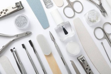 Beyaz arkaplanda farklı manikür araçları kümesi, düz yatıyordu
