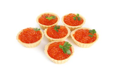 Kırmızı havyarlı tart ve maydanozlu beyaz üzerine izole edilmiş