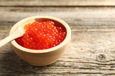 Tahta masada kırmızı havyar, yakın plan. Metin için boşluk