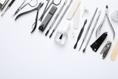 Beyaz arka planda farklı manikür aletleri var. Metin için boşluk