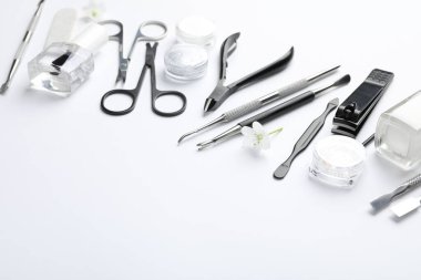 Beyaz arka planda farklı manikür araçları seti, yakın plan. Metin için boşluk