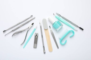 Beyaz arkaplanda farklı manikür araçları kümesi, düz yatıyordu