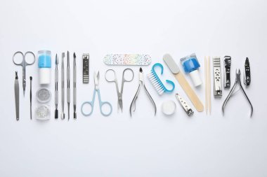 Beyaz arkaplanda farklı manikür araçları kümesi, düz yatıyordu
