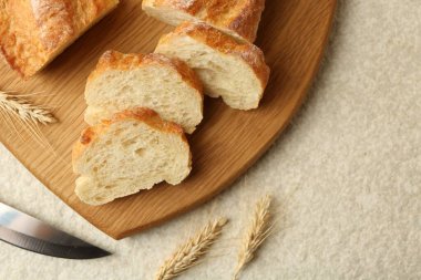 Dilimler taze ekmek ve çiviler açık dokulu masa, düz uzanmış