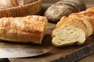 Tahta masadaki farklı taze ekmek türleri, yakın çekim.