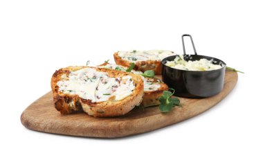 Beyaz üzerine sarımsaklı, otlu ve tereyağlı lezzetli ekmek.