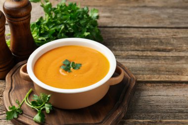 Tahta masada maydanozlu mercimek kremalı çorba. Metin için boşluk