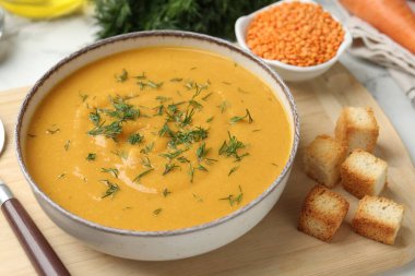 Lezzetli mercimek kremalı çorba, dereotlu ve malzemeli, yakın plan.