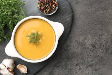 Gri masadaki dereotlu lezzetli mercimek kremalı çorba. Metin için boşluk