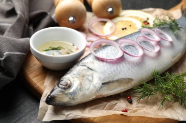 Lezzetli ringa balığı, siyah masada baharatlar, yakın plan