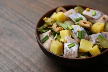 Ahşap masada ringa balıklı nefis salata, yakın plan. Metin için boşluk