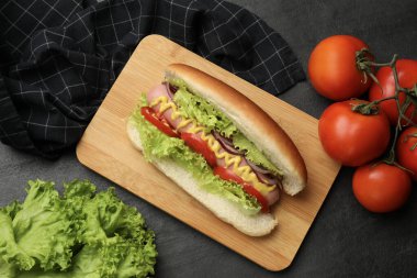 Sebzeli leziz bir sosisli sandviç.