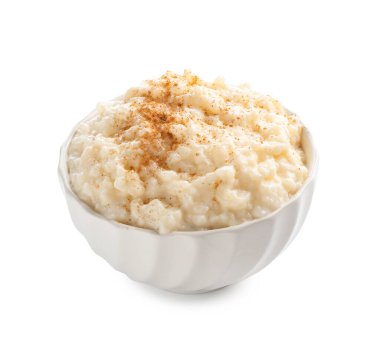 Lezzetli pirinç puding kase beyaz zemin üzerine tarçın ile