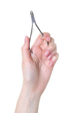 Beyaz arka planda tırnak eti olan kadın, yakın plan. Manikür aracı