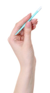 Beyaz arka planda tırnak eti olan kadın, yakın plan. Manikür aracı