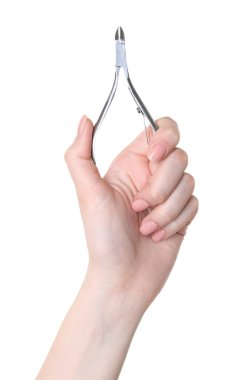 Beyaz arka planda tırnak eti olan kadın, yakın plan. Manikür aracı