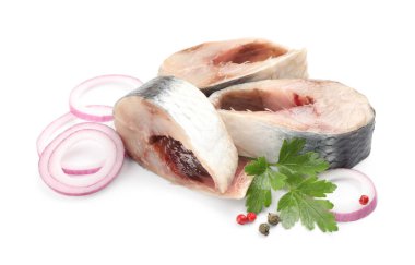 Lezzetli ringa balıkları ve beyaz baharatlar.