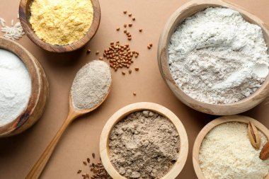 Açık kahverengi masa üzerinde farklı tipte un, düz yatıyordu.