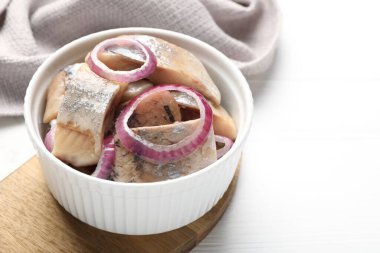 Beyaz masada soğanlı lezzetli ringa balıkları, yakın plan.