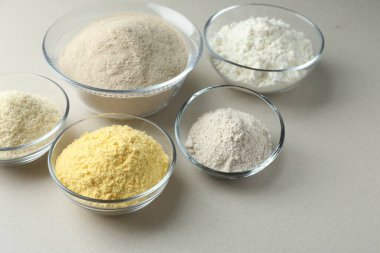 Beyaz arkaplanda farklı un türleri, yakın plan