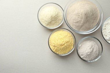 Beyaz arka planda farklı tipte un, düz. Metin için boşluk