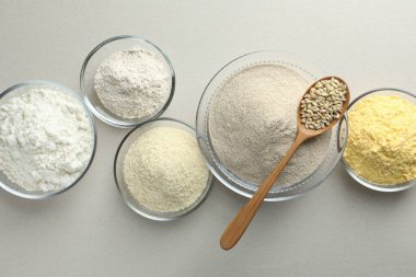 Beyaz zemin üzerinde farklı un türleri, düz yatıyordu