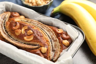 Gri masada fındıklı lezzetli muzlu ekmek, yakın plan.