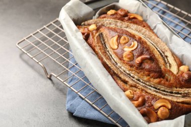 Gri masada fındıklı lezzetli muzlu ekmek, yakın plan.