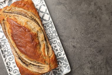 Gri masada nefis muzlu ekmek, üst manzara. Metin için boşluk