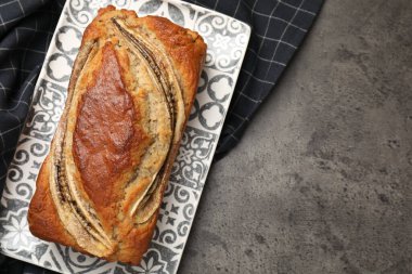 Gri masada nefis muzlu ekmek, üst manzara. Metin için boşluk