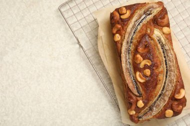 Fındıklı muzlu ekmek, ışık masası, üst manzara. Metin için boşluk