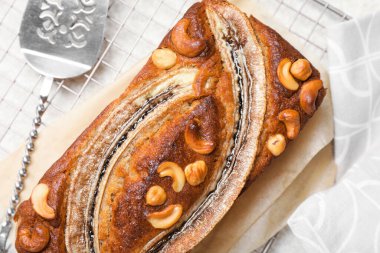 Fındıklı muzlu ekmek, ışık masası manzaralı.