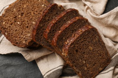 Siyah masanın üstünde taze ekmek parçaları, üst manzara.