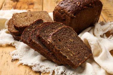 Tahta masadaki taze ekmek parçaları, yakın plan.