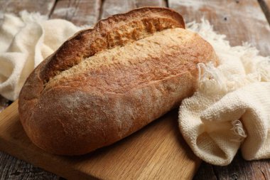 Tahta masada taze ekmek, yakın plan.