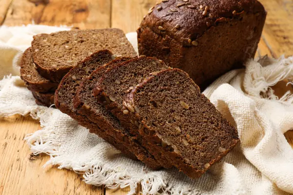 Tahta masadaki taze ekmek parçaları, yakın plan.