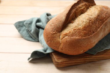 Tahta masadaki taze ekmek, yakın plan. Metin için boşluk