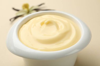 Bej arka planda lezzetli vanilyalı puding, yakın plan.